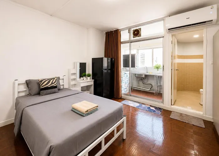 Cozy Silom Retreat Near Bts Balcony Smart Tv Apartment