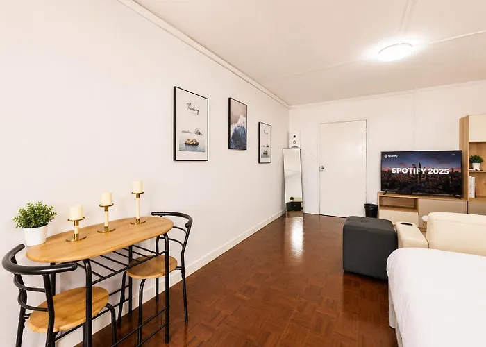 Cozy Silom Retreat Near Bts Balcony Smart Tv Apartment Bangkok