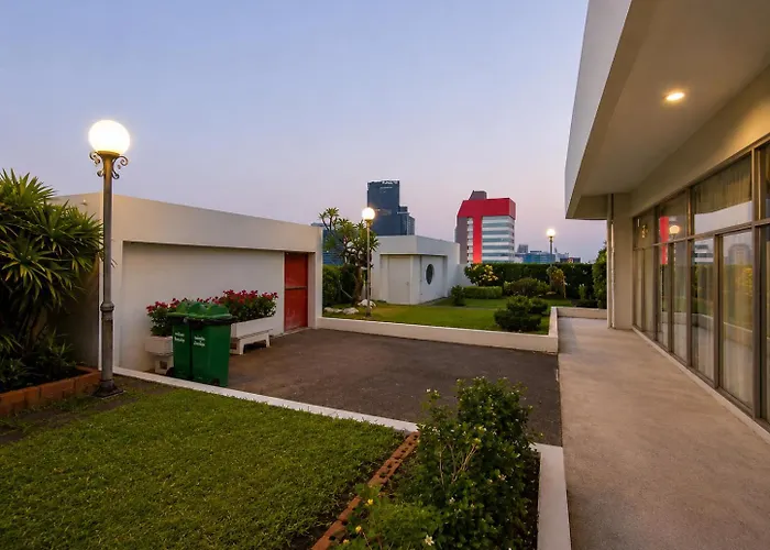 Apartment Cozy Silom Retreat Near Bts Balcony Smart Tv
